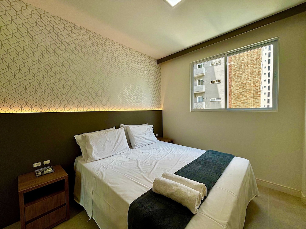 Apt w/ Gourmet Balcony 450m From Beach Reb0802