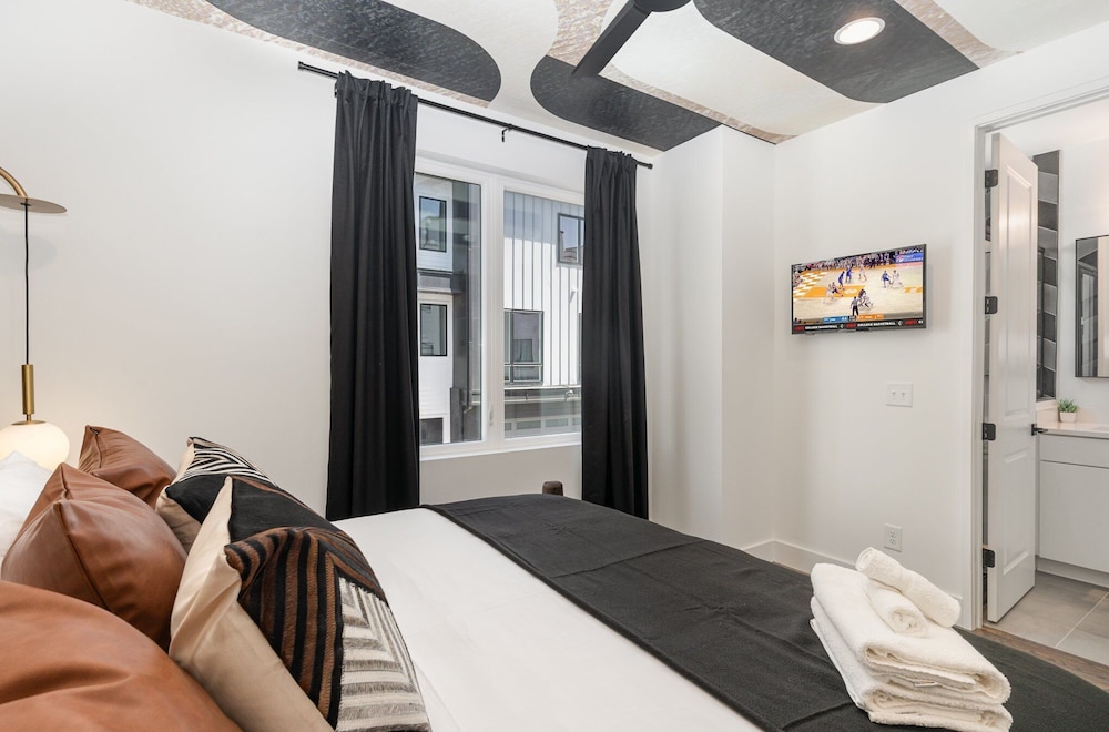 Groovy -rooftop Patio w/ Hot Tub -mins to Broadway