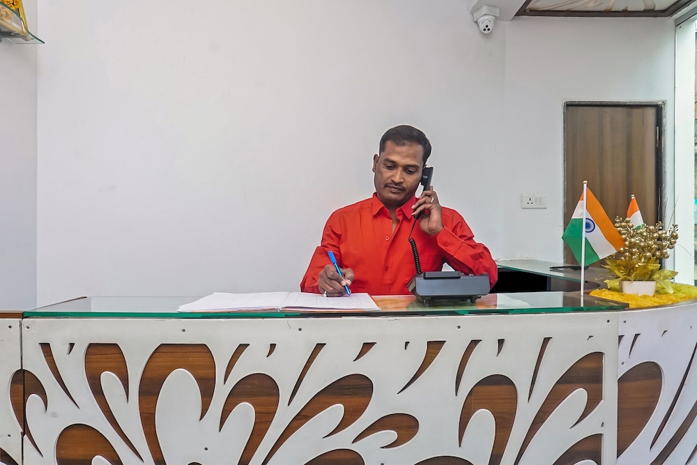 OYO Flagship 26583 Hotel Kohinoor Plaza view 3