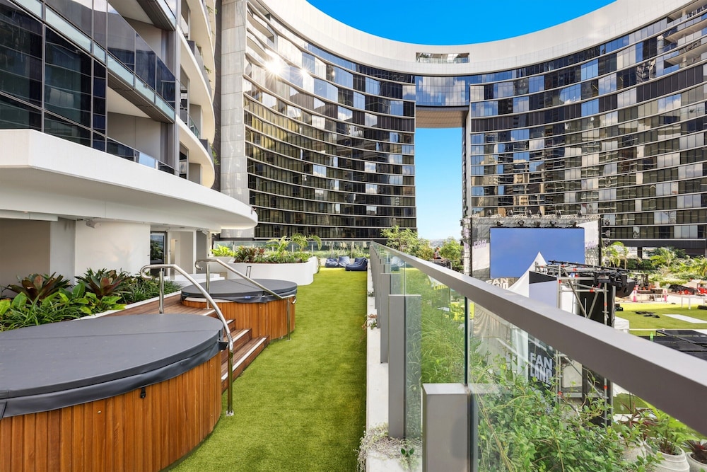Brisbane 1BR With Pool, Spa, Sauna and Balcony
