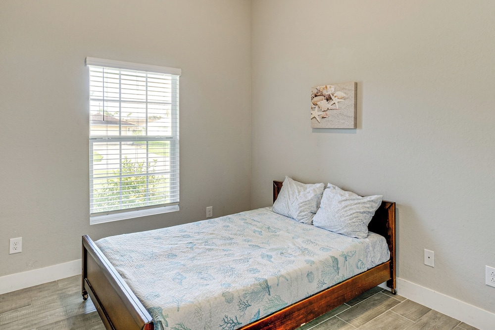 Golf, Shop & Beach-hop: Port Charlotte Gem w/ Yard