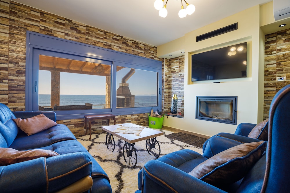 Maritinas Stone House & Apartment On The Beach