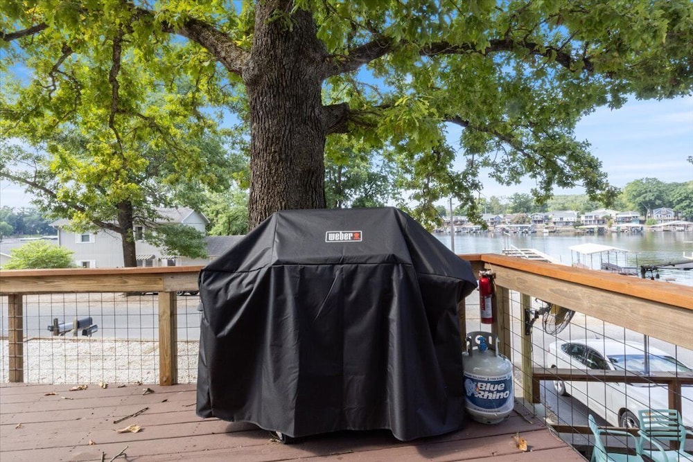 Lakefront Home in a Quiet Cove, Private Dock, Outdoor Dining & Fishing