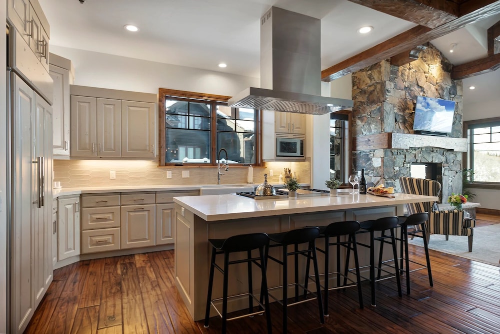 Grand Lodge - Four Bedroom #302 - Ski-in/ski-out 4 Condo