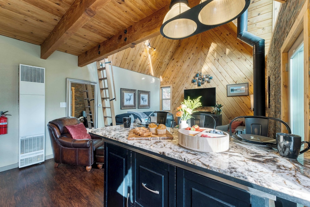 Jeffrey Pines Lofted Cabin, Minutes to Lake A-frame-inspired Design, Deck