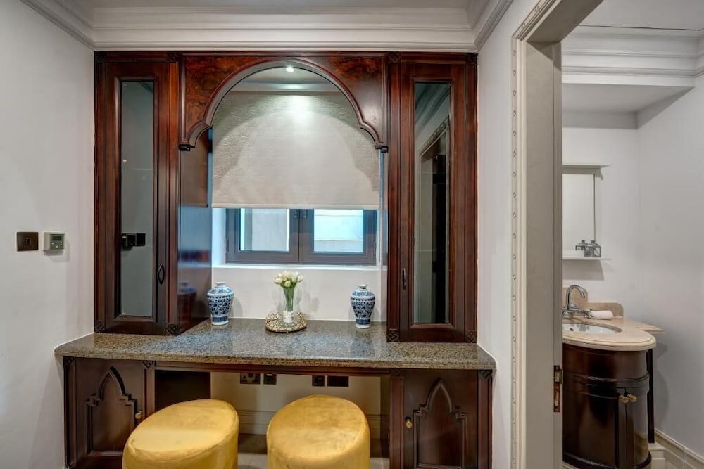 Durrani Homes - Unique Garden Apt at Souk Al Bahar besides Dubai Mall & Burjkhalifa with private jaccuzi