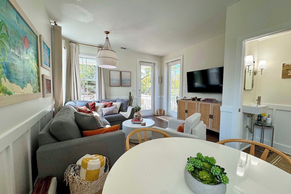 Walk to Beach: Cottage w/ Yard in Pass Christian!