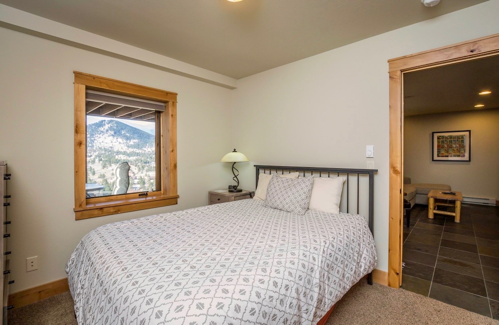 Mapes Luxury Vacation At Windcliff 5 Bedroom Home by RedAwning view 5