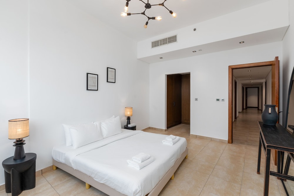 Modern 3BR Maid at the Palm w Pool and Gym