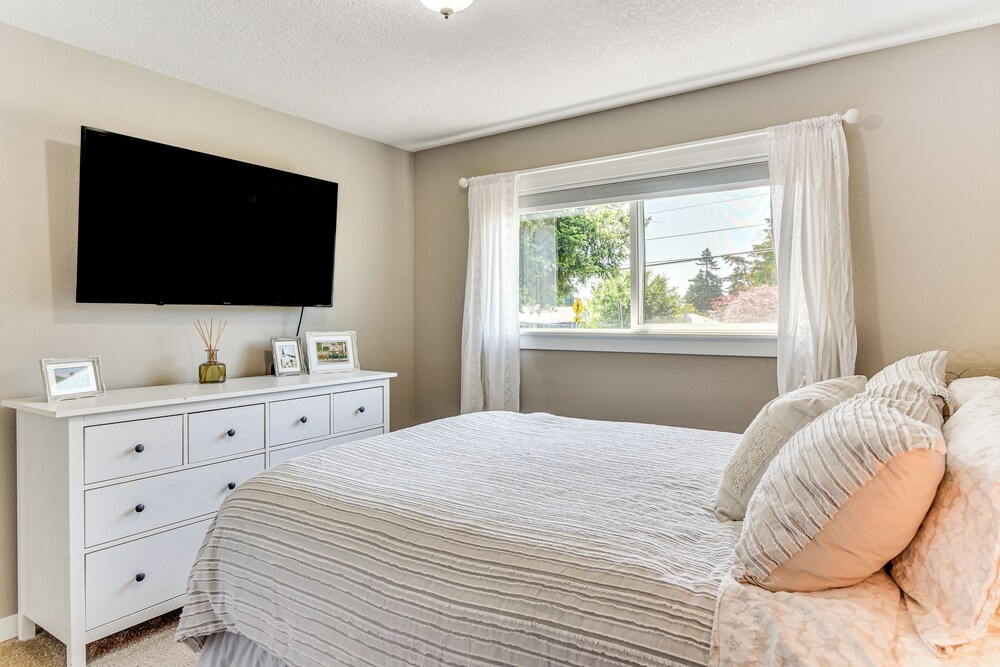7 Mi to Vancouver Waterfront: Sleek Home w/ Yard!