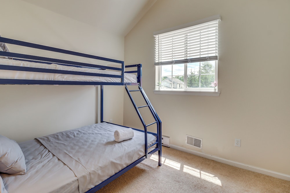 Family Retreat w/ 2 Game Rooms & Deck in Long Pond
