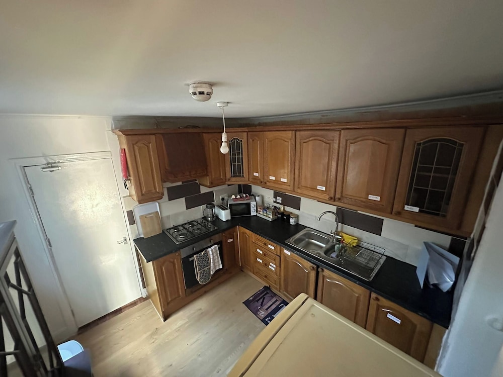 Cosy Croydon Apartment - Close to City Centre