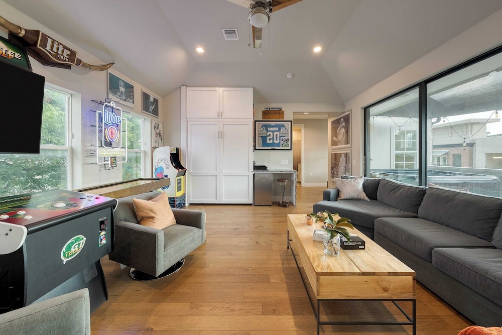 Town Lake Townhouse Hot Tub, Game Room & Skyline Views