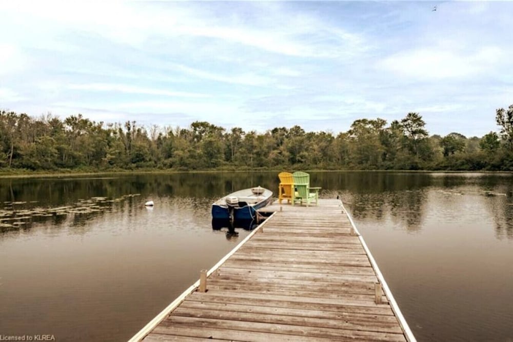 Pines Bay Waterfront Cottage With Hot tub
