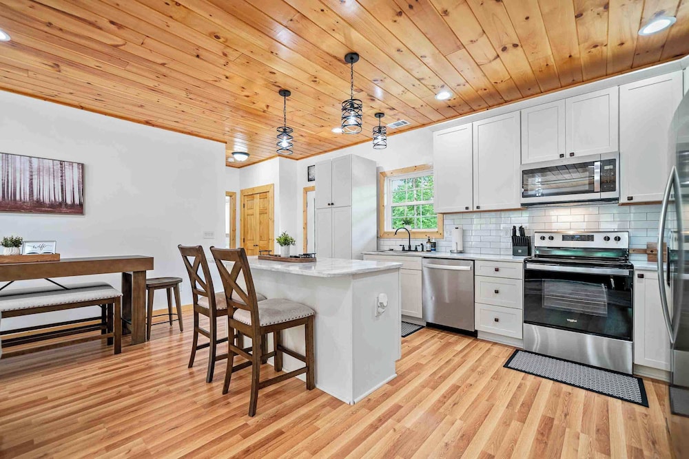 New Listing - Luxurious Mountain Home for 8 With Amenities