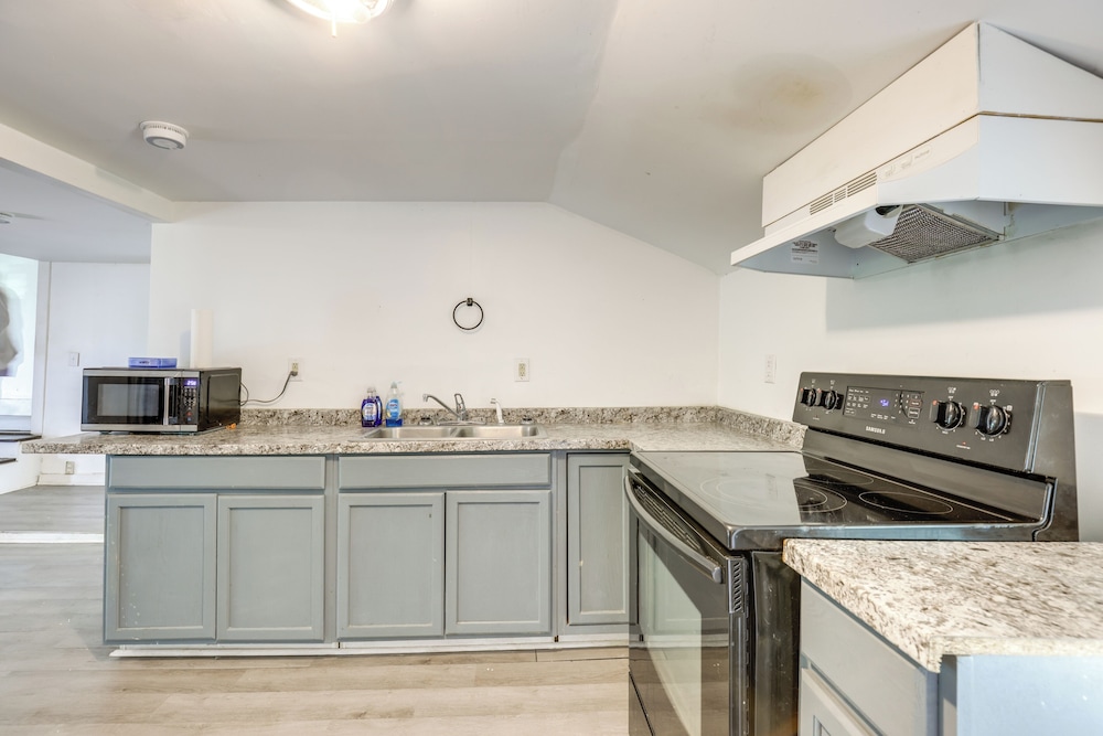 8 Mi to Keuka Lake: Walkable Apartment in Bath