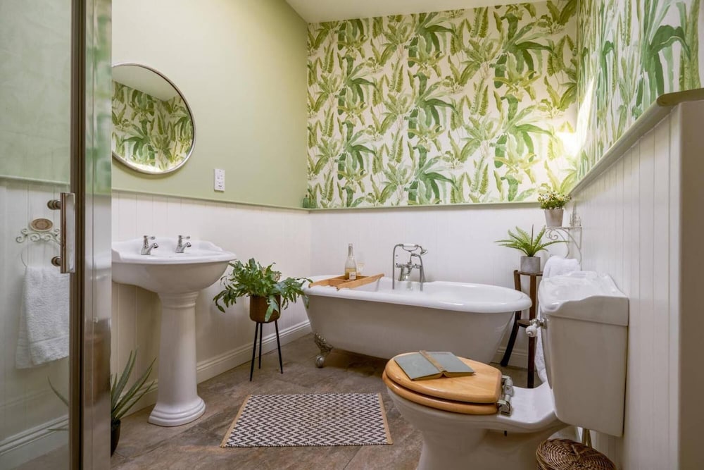 The Cottage - Characterful Coastal With hot tub