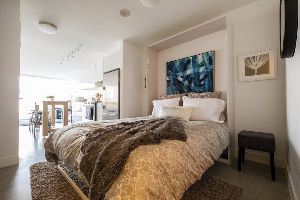 Pender Modern Studio on the Edge of Downtown Chinatown
