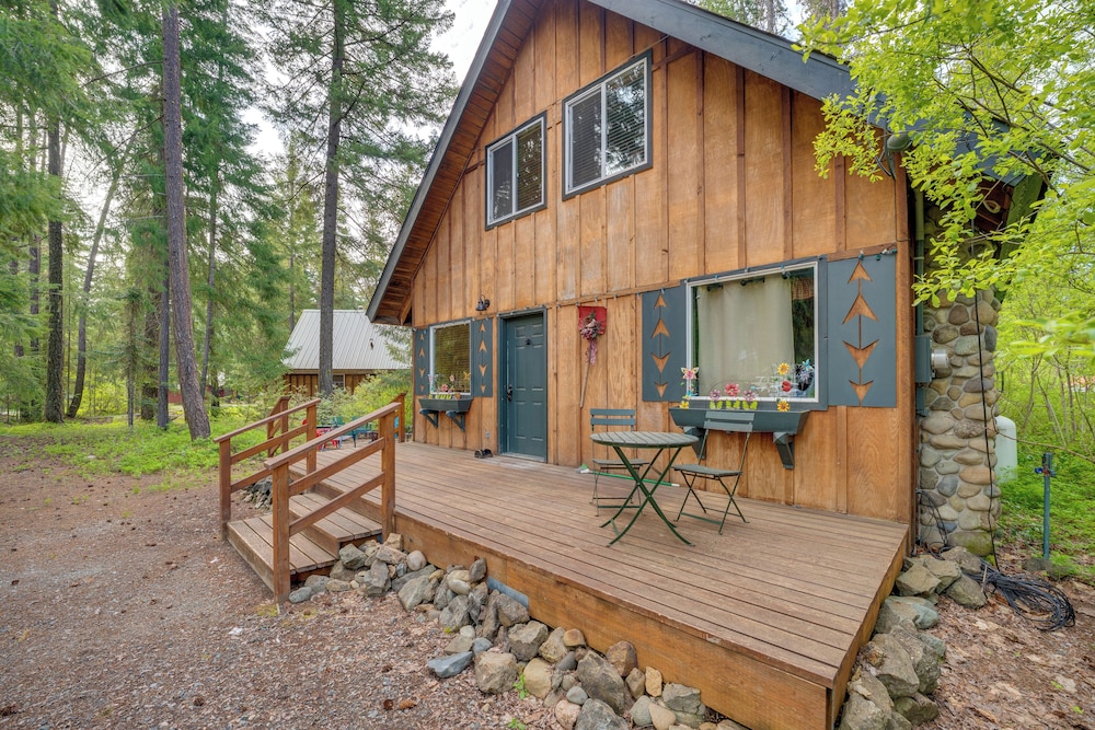 1 Mi to Lake Easton: Cozy Cascades Cabin!