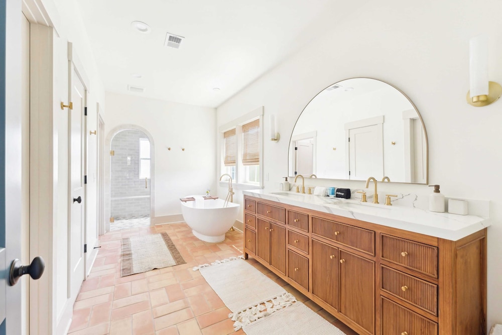 Windward House by Avantstay Walk to Beach + Restaurants Saltwater Pool