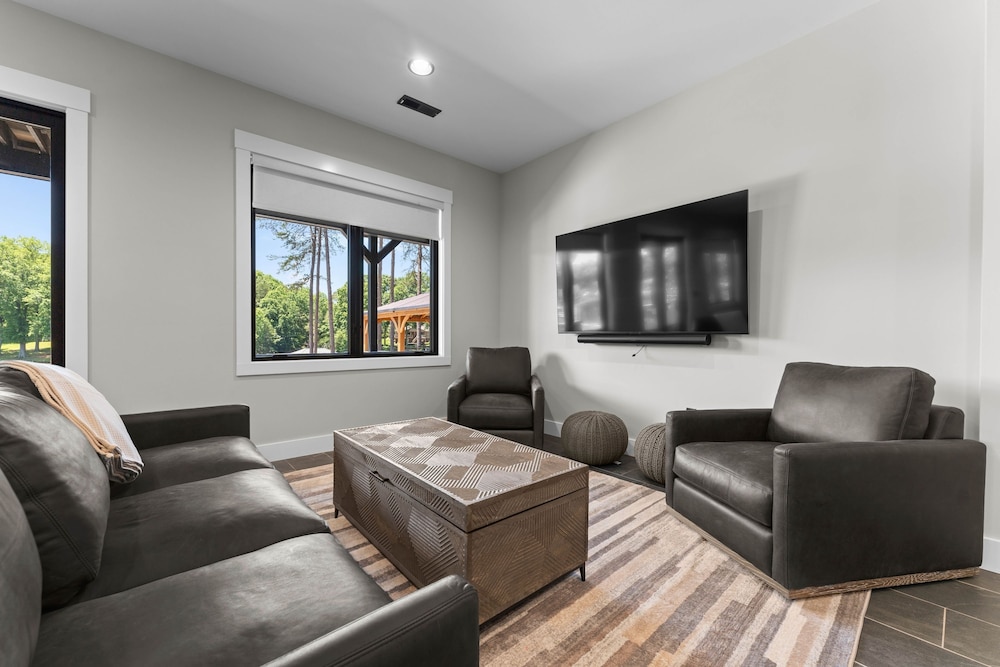 Gray Fox Lodge by Avantstay Waterslide Pool Theater Sleeps 23