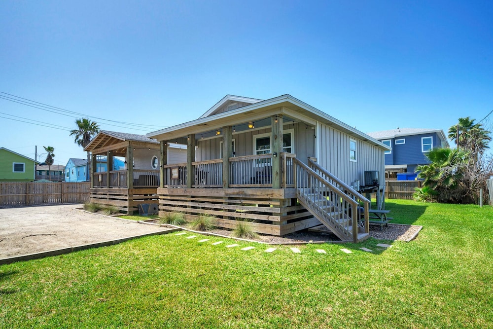 Dual Port A Cottages 2 Complete Homes Walk to the Beach Patio Fully-equipped Kitchens