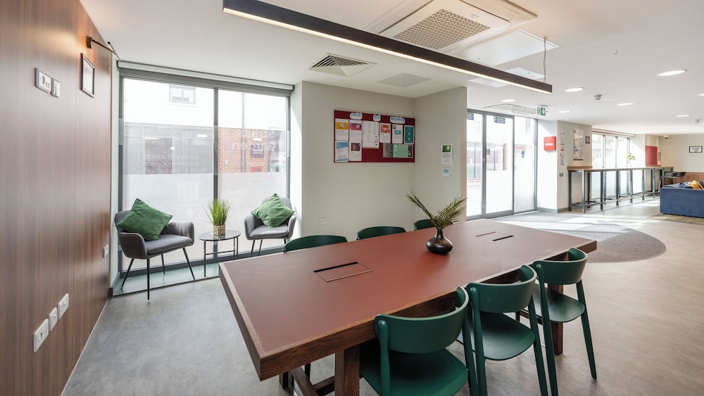 Students Only Straits Egham - 40 mins to Waterloo - Direct Bus to Heathrow