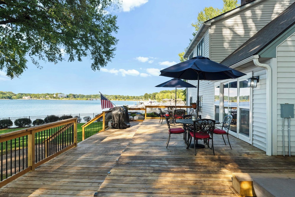 Lakefront Home w/ Dock, Game Room & Hot Tub Ponderosa Peninsula by Avantstay