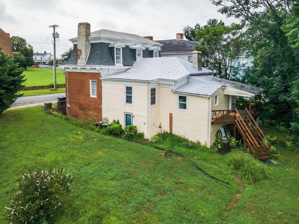 Central 4BR Historic Gem Near Colleges