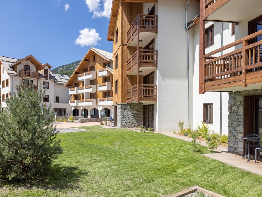 Chalet in Chantemerle With Sunny Ski Slopes