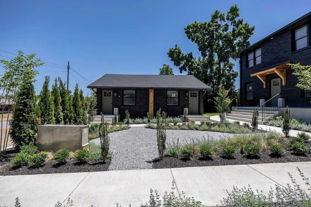 The Nomad: 4 1brs, 2 Studios 24-guest Retreat