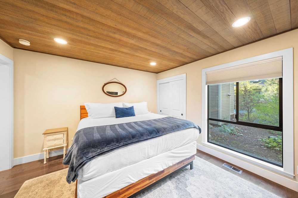 Near Ski, Beach, & Hiking Trails + Clubhouse Pool & Hot Tub Access Juanita Blue by Avantstay