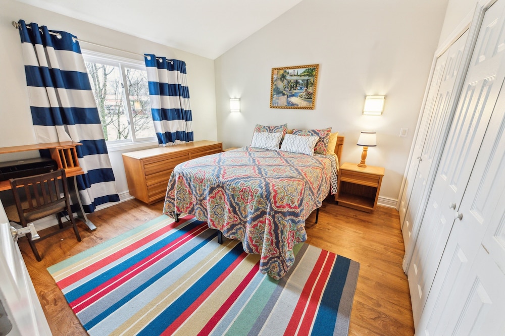 Stylish Notre Dame Condo Sleeps 6 2 Bedroom Condo