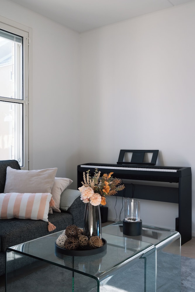 Modern 1BR Apartment with Balcony