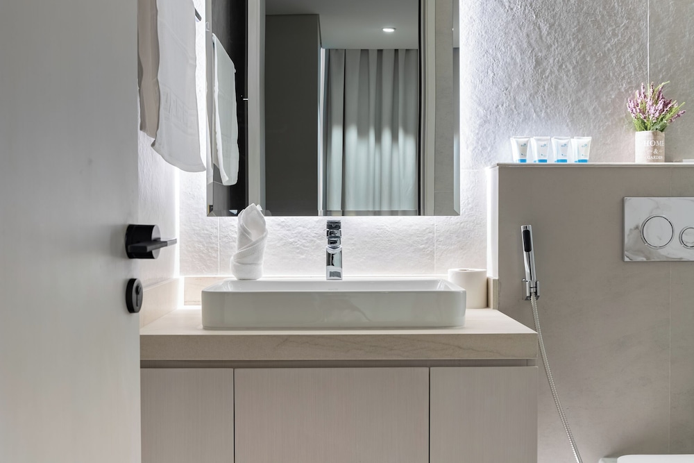 SIMPLY COMFORT  Bright Apartments Steps from Marina Walk