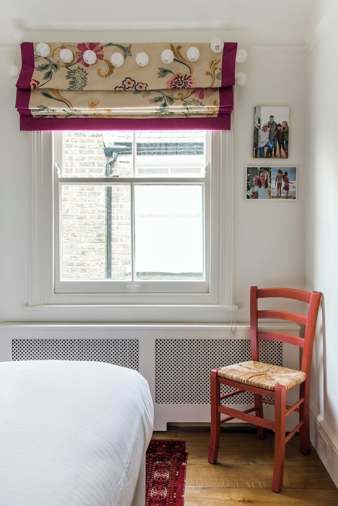 Albert Bridge Road II by Onefinestay
