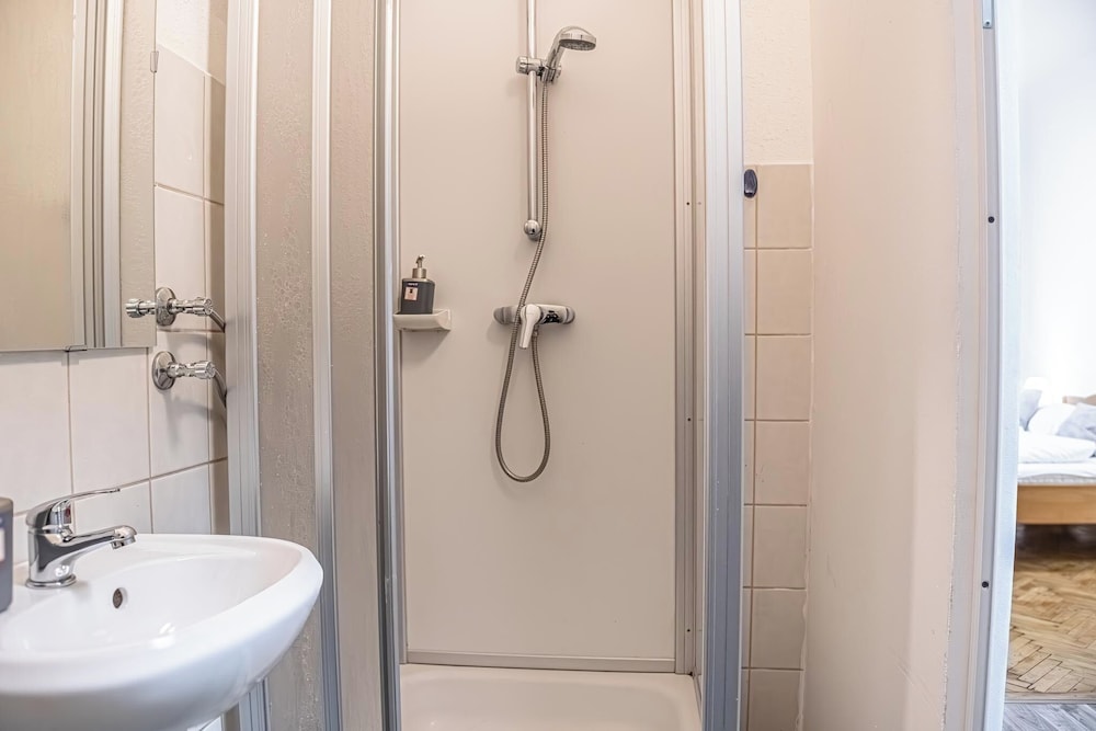 3 Apartments For 16 Near Lugner