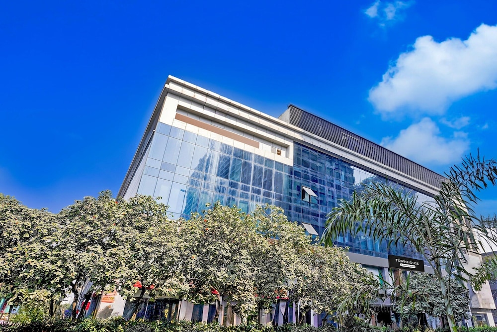 Super Townhouse PBG Mall Vashi