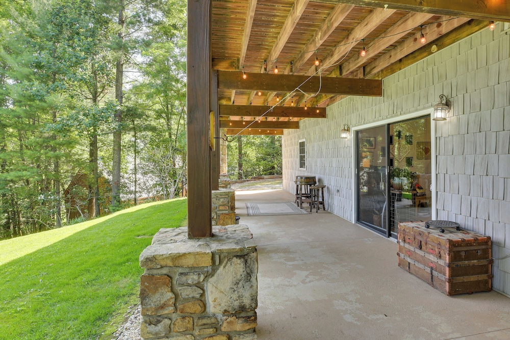 Golf, Hike & Explore: Blue Ridge Mtn Haven w/ Deck