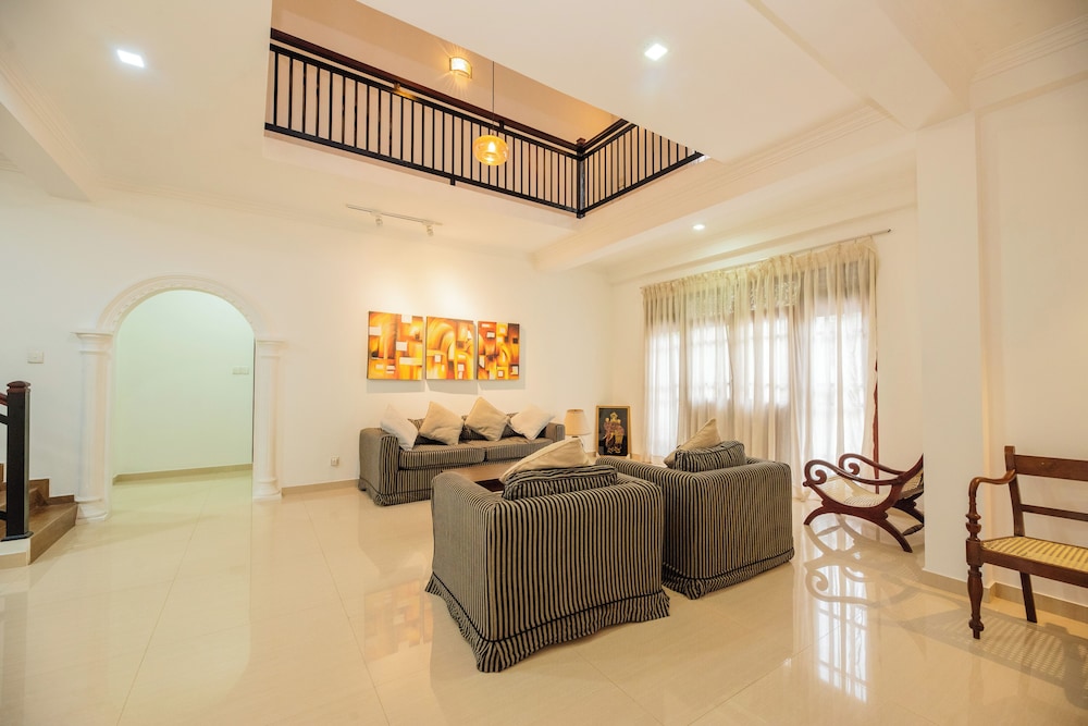 Villa Almond Leaf
