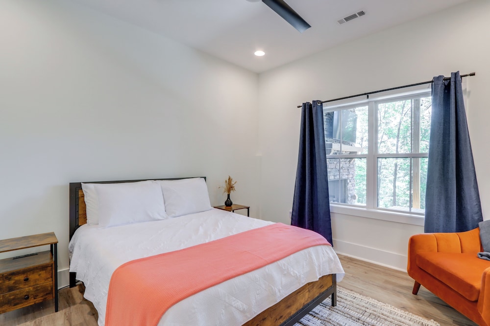 10 Mi to Dtwn: Home w/ Spacious Patio in Ellijay!