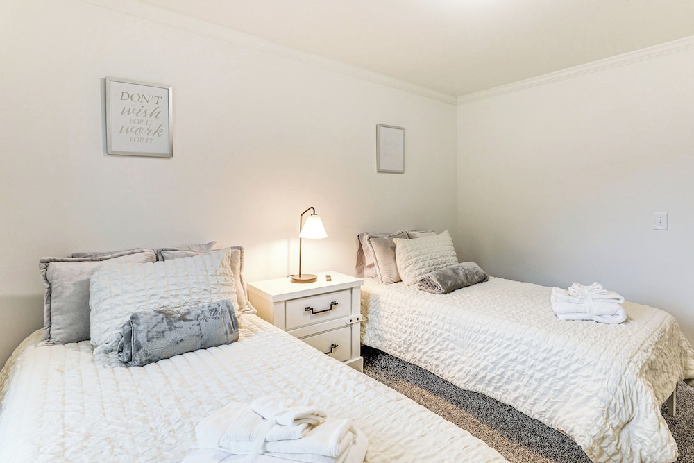 Dog Friendly, Screened Porch: St Stephen Retreat!
