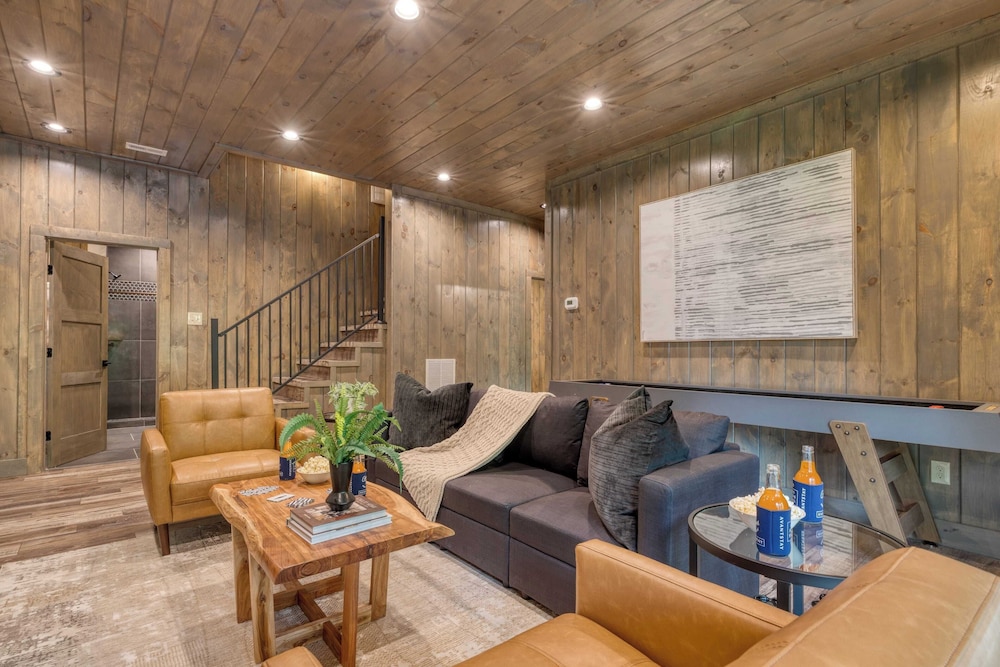 Luxe Cabin w/ Hot Tub, Views & Game Room Sleeps 10 Do Good Holler by Avantstay