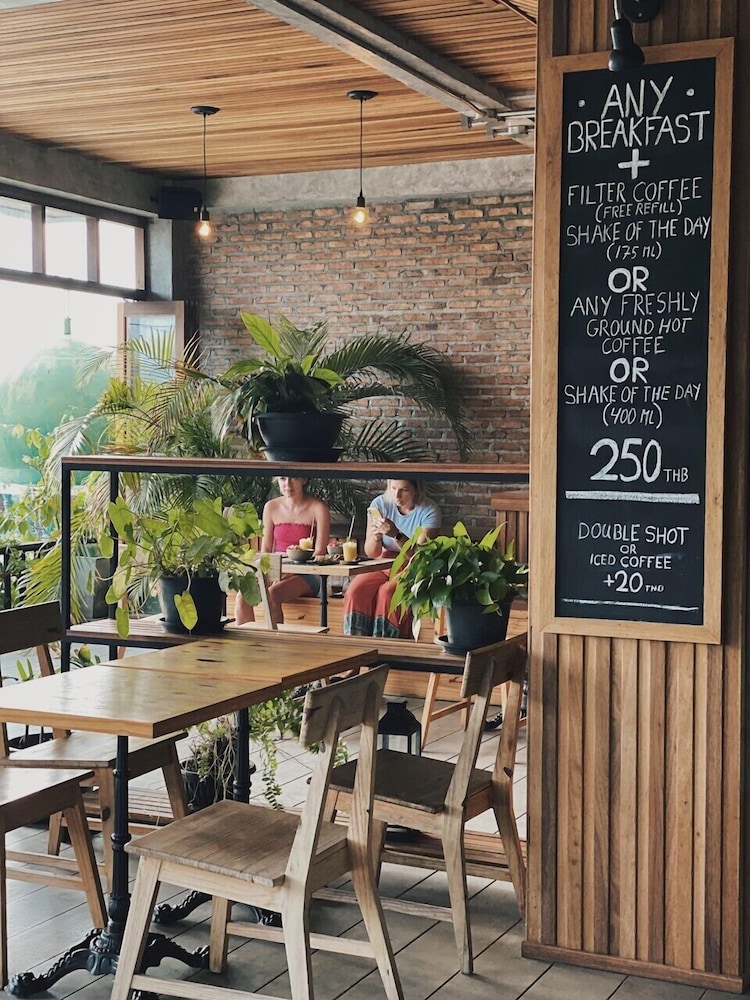 The Reef Hotel & Studios