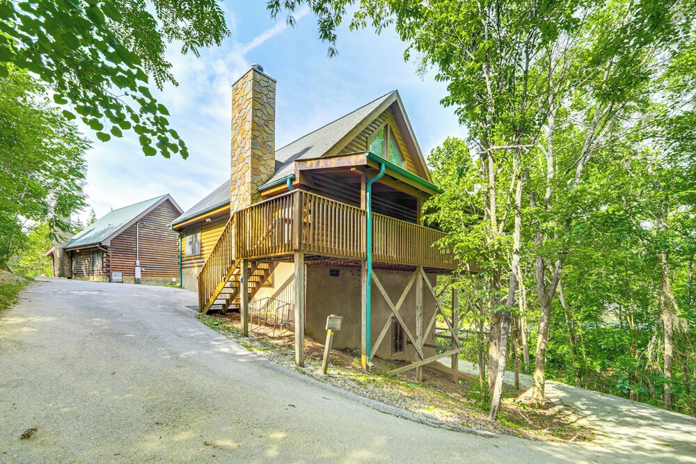 Smokies Cabin on Douglas Lake w/ Resort Pool