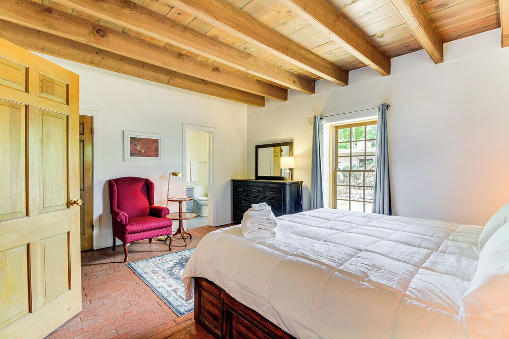 3 Mi to Zoo & Garden: Spacious Albuquerque Home