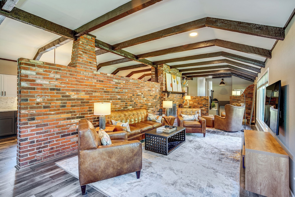 Chic Family-friendly Home in Riverside: 7 Mi to KC