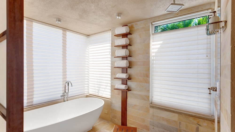 6 BR Villa With Concierge Amenities Pool
