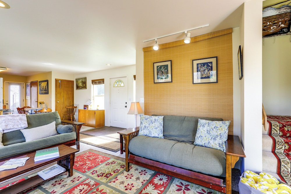 Hot Tub & Decks: Central Hood River Townhome!