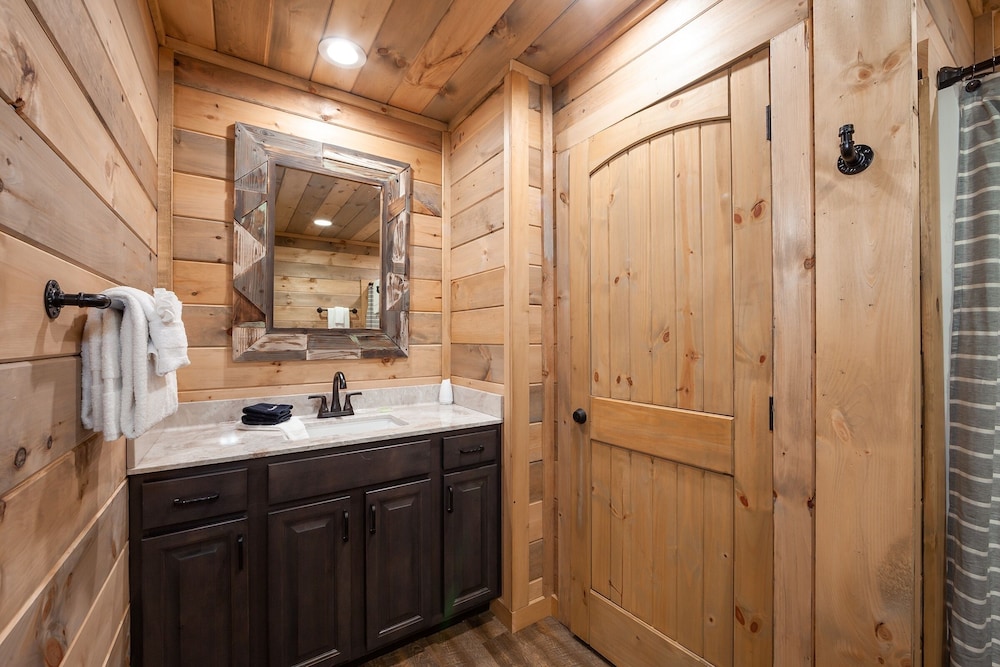 Hawkeye Ridge 3 Bedroom Cabin by RedAwning view 4